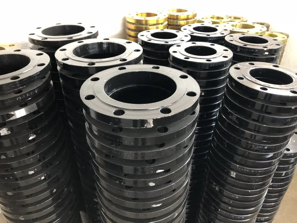 Bridas de acero apiladas en Covalco